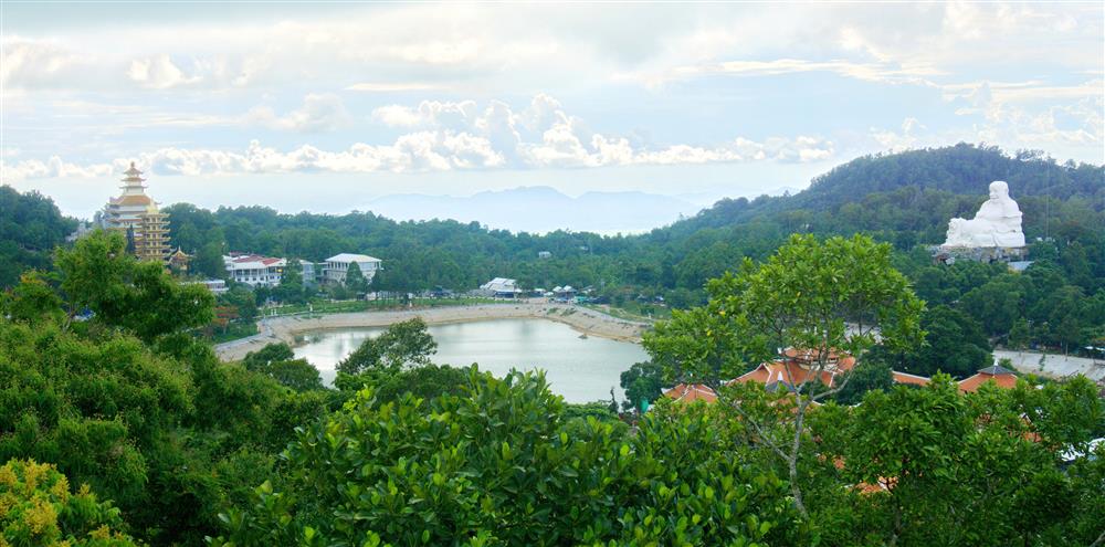 Toàn cảnh Khu du lịch Núi Cấm (Thiên Cấm Sơn), xã An Hảo, huyện Tịnh Biên, tỉnh An Giang.
